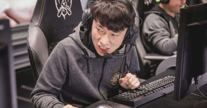 英雄联盟RNG为何不换中单？只因为小虎合同便宜？