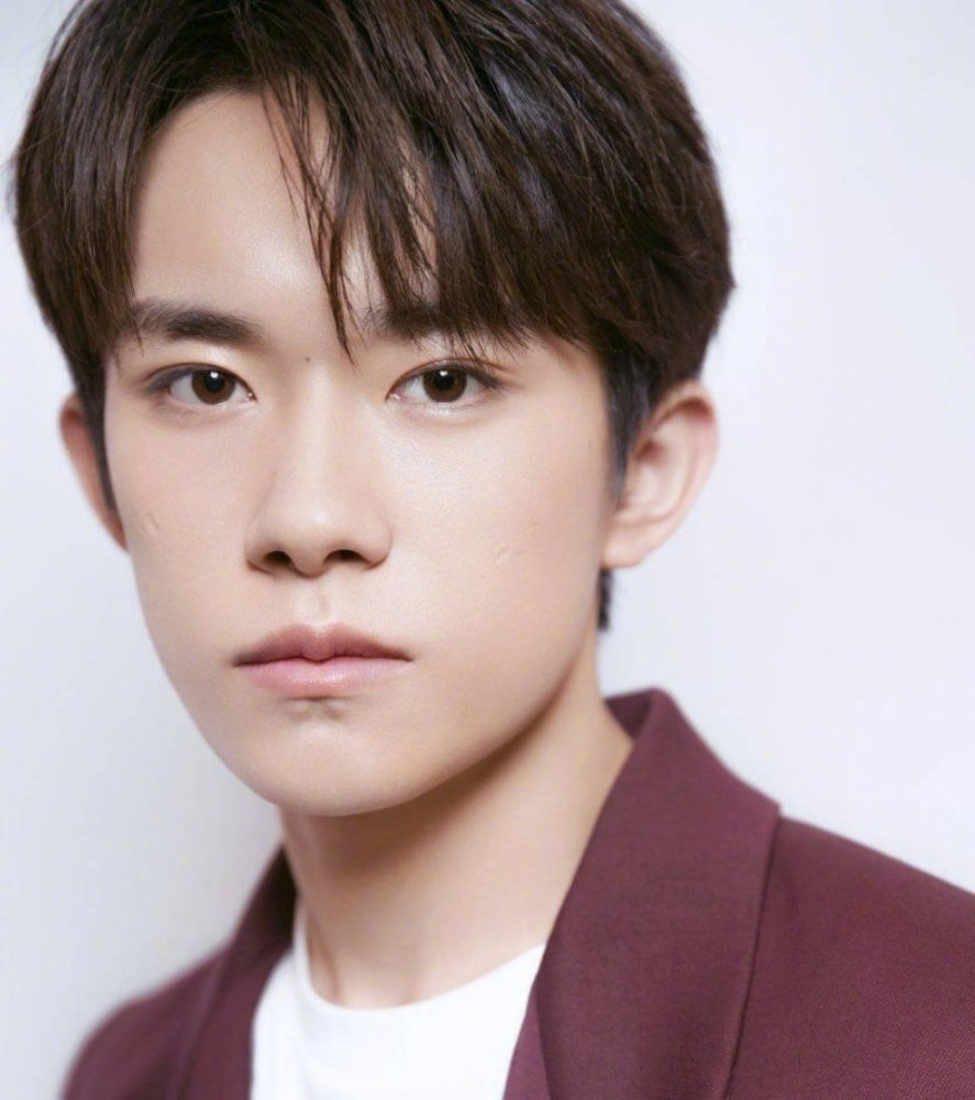 易烊千玺眉心痣太可以了吧越来越有男人味儿