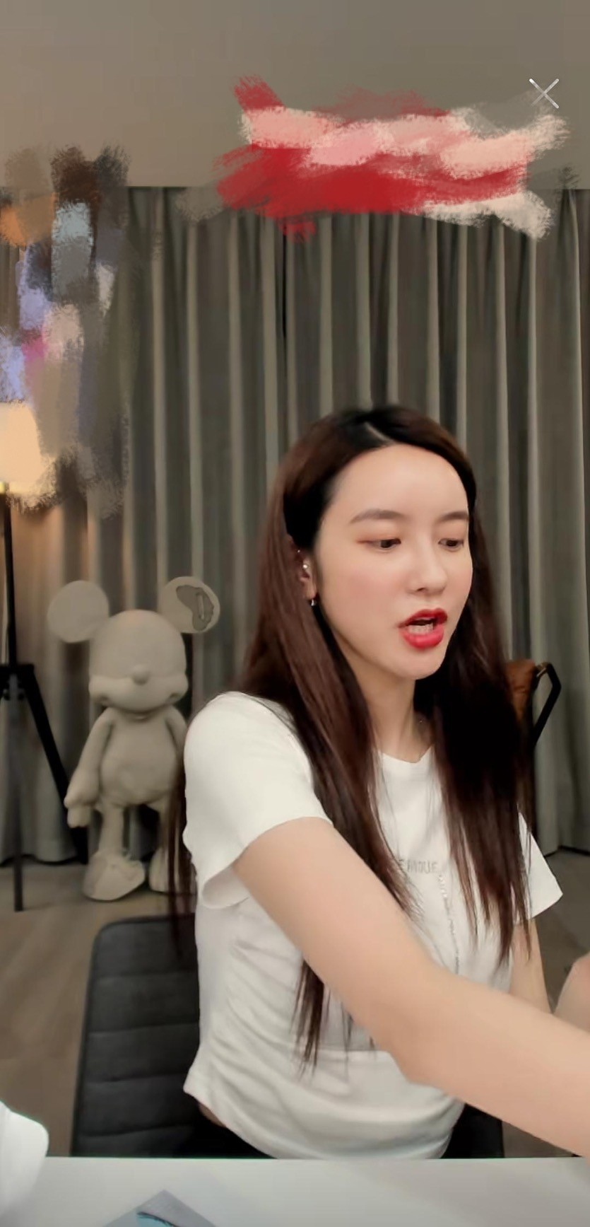 网友们看过后更是直言张大奕肯定怀孕了,还找出她以前为了p平肚子把