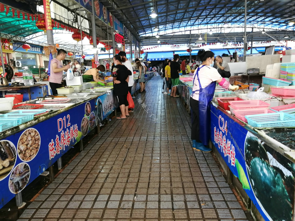 十四涌水产中心的前身是一个水产批发市场,有许多餐馆酒店会来这里拿