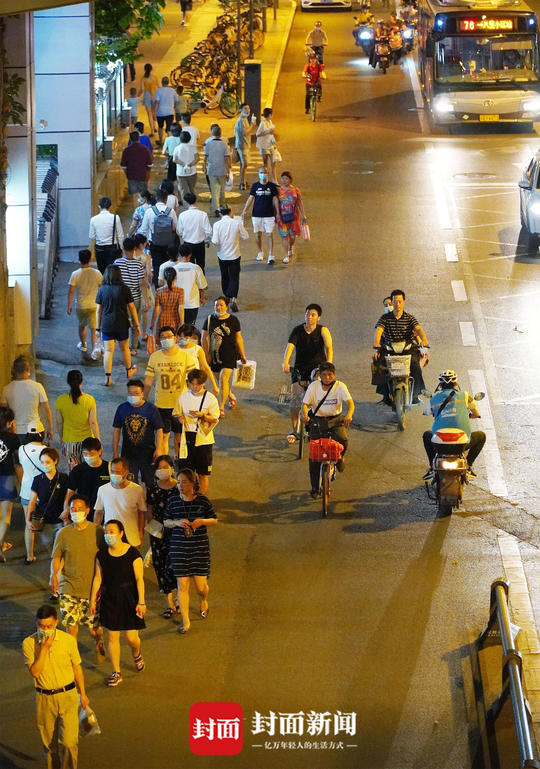 周末成都车来车往熙熙攘攘