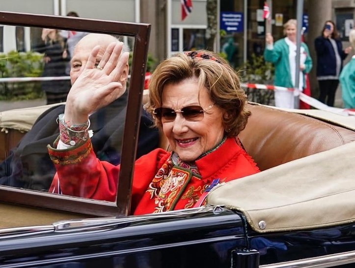 挪威王室国庆日穿传统服饰亮相82岁宋雅王后格外耀眼气压全场