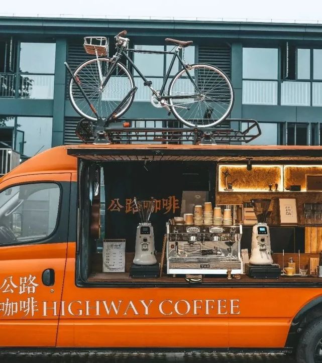 比开咖啡馆更贵的梦想:70万改装了两台"咖啡房车"