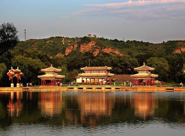 中国四大名园之一承德避暑山庄是迄今为止现存的最大皇家园林