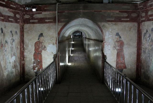 600年前的公主墓墓中有活人居住就睡在公主的棺材上