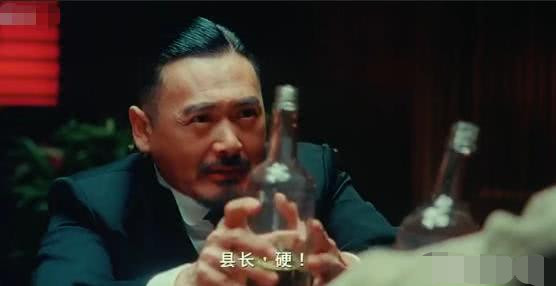 最后他也不别扭了,自己也经常即兴发挥,比如说那句"师爷高,县长硬!