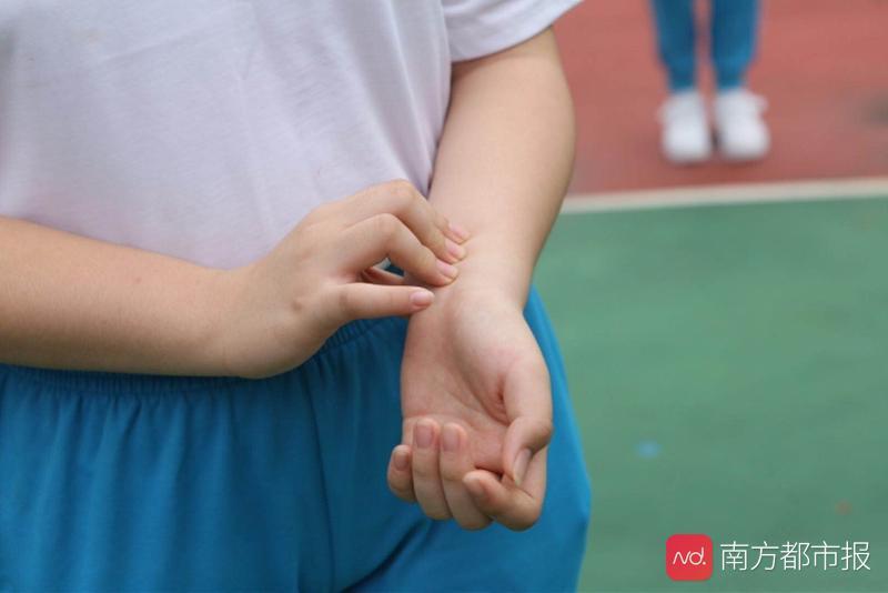 广州小学生摘口罩上体育课间隔2米有学校还会测心率