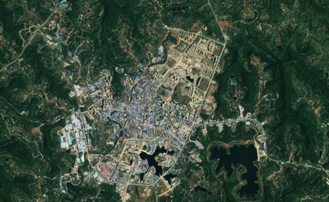 卫星上看四川西充县县城内有多个湖泊体育馆造型独特