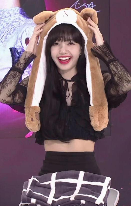 lisa的腿被上帝吻过穿迷你裙坐高脚椅双腿距离得有10厘米