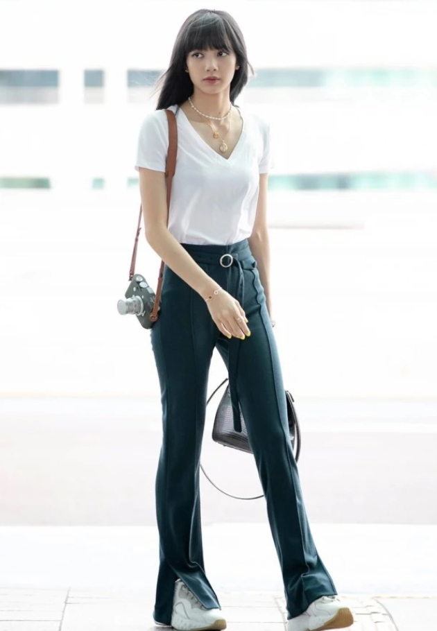 lisa的腿被上帝吻过?穿"迷你裙"坐高脚椅,双腿距离得有10厘米