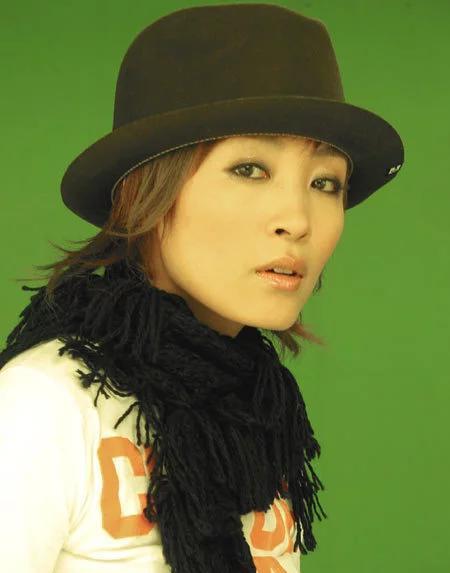 谭静为亚视签约艺人,曾拍摄过《雄心密令》,《心不再遥远》等连续剧和