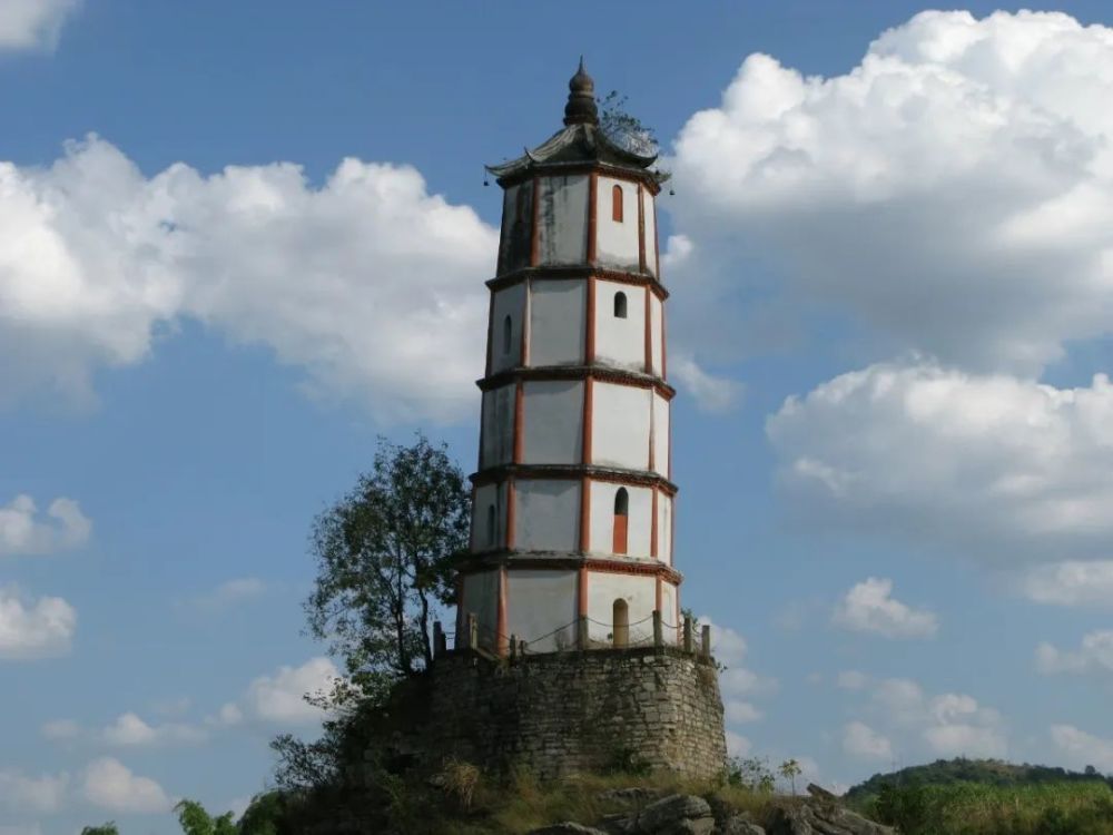 国宝真容左江斜塔位于崇左市江州区太平镇大村归龙滩左江中心河道鳌头