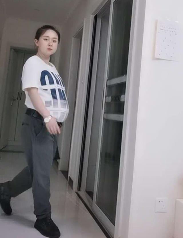 孕妈试穿准爸新衣服,摇身一变"大老板",网友:全网最美将军肚