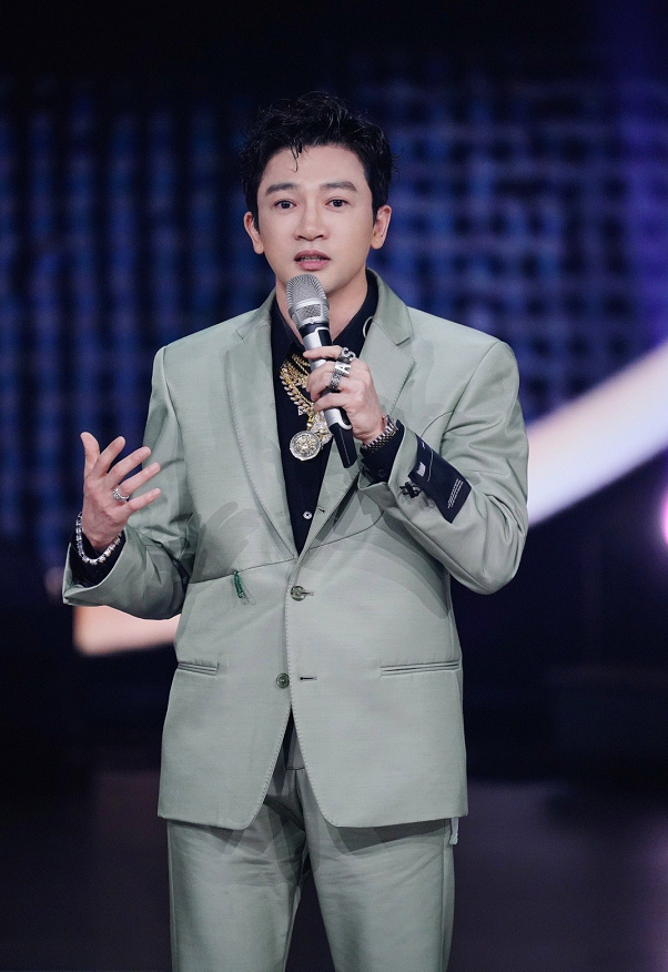 苏有朋近照大变样,47岁成"玻尿酸瓜子脸",还以为是韩国欧巴