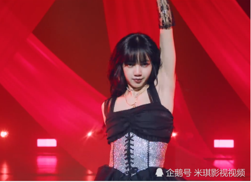 青春有你2合作舞台蔡徐坤跟练习生玩水lisa隔空表演