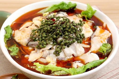 藤椒鱼10.最后加入盐和热炒鲜露9.放入虾仁炒8.再放入西兰花炒7.