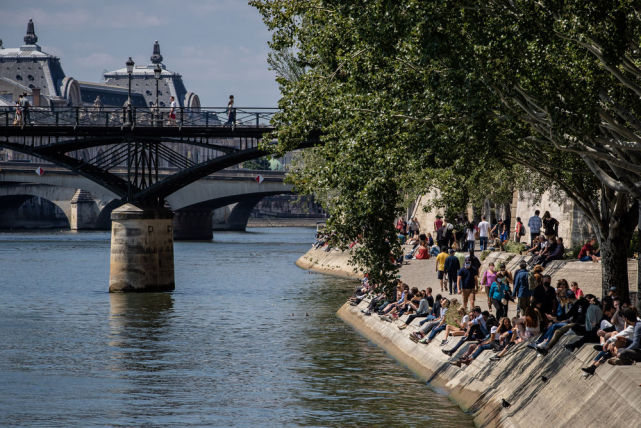 解封后的首个周末巴黎塞纳河畔游人如织