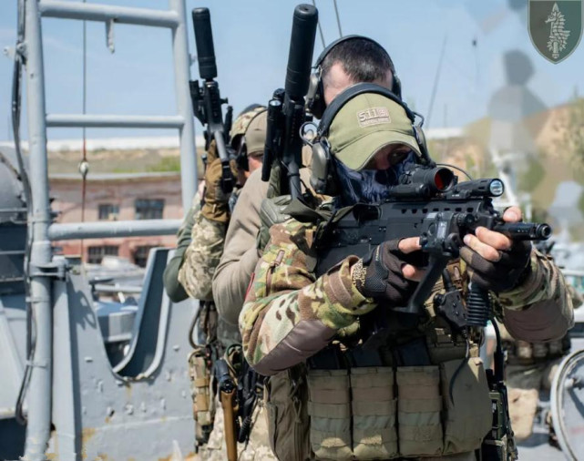 乌克兰特种部队实战演习,装备正在欧美化,但三种迷彩服是什么情况?