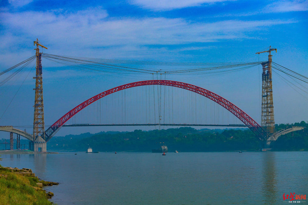 主梁顺利合龙世界最大跨径飞燕式钢管混凝土系杆拱桥今年底通车