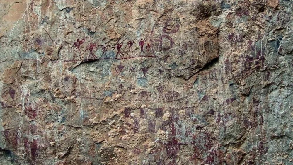 沧源岩画鲜艳佤族创世史诗传唱千年木鼓舞铿锵摸你黑狂欢节纵情欢乐