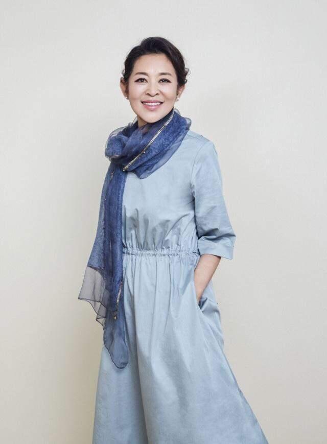 61岁倪萍优雅归来!穿运动装上直播皮肤真好,气质却不及杨澜高贵