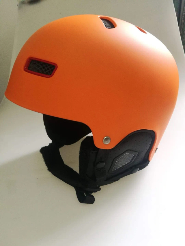 炒头盔比收废品赚钱啊