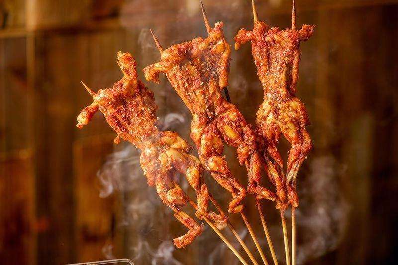 酥炸牛蛙酥炸牛蛙是油炸处理的,外皮酥脆,里面香嫩,配合着孜然椒盐,对