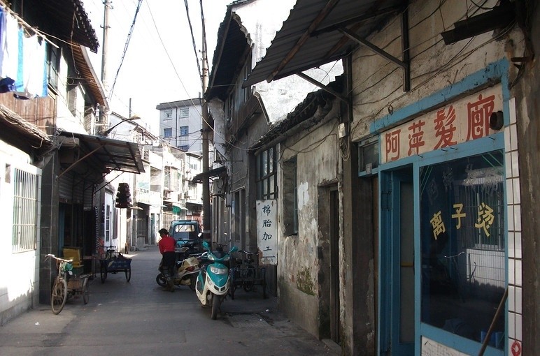 上世纪60年代,因为城市的发展老街的局部店铺被拆旧建新,使其原貌遭受