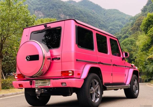 美女花2万元给家里的奔驰g500贴粉膜父亲看车后无奈捂住了眼睛