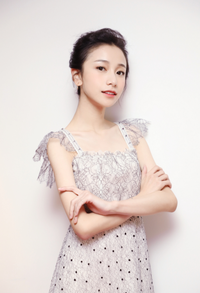 将纤细性感的锁骨完全呈现出来,不得不说姜梓新也太瘦了吧,呈现出来的