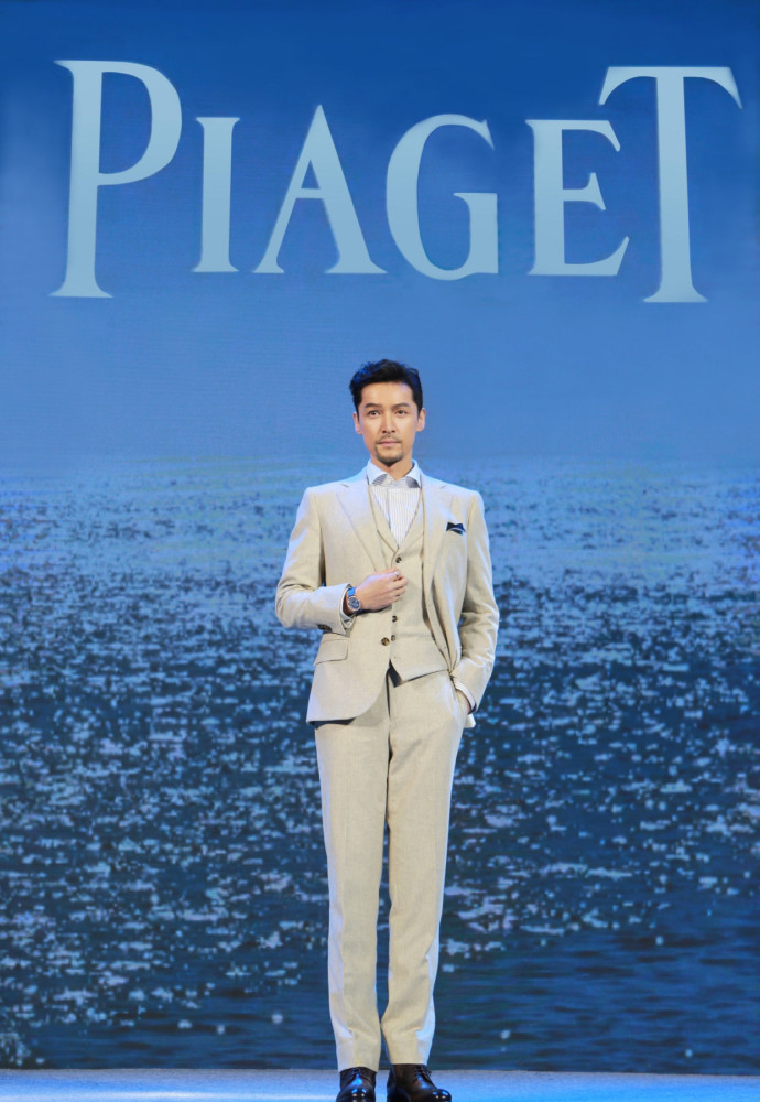 胡歌不愧是西装收割者,各型各款都穿了个遍,从来没有一套失手过