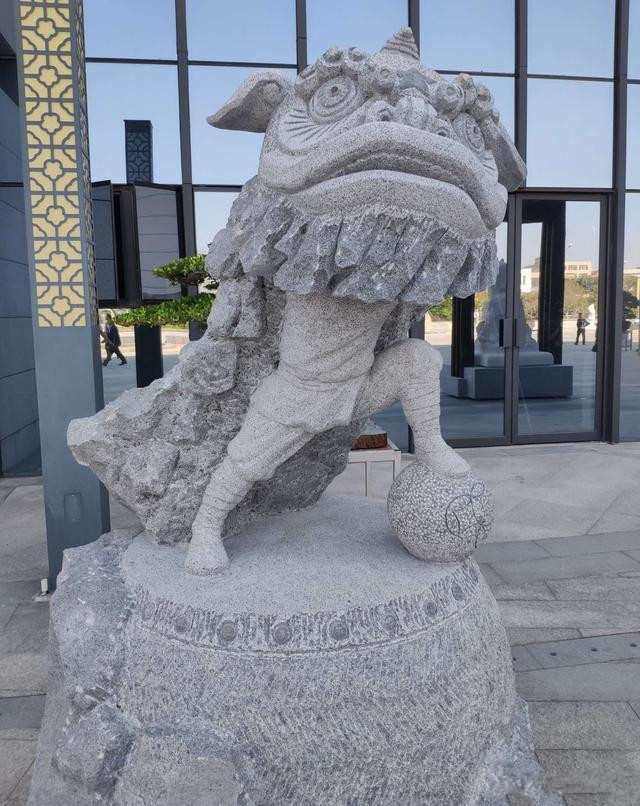 下面是一座中国舞狮形态的雕刻作品,舞狮是中国传统喜庆表演项目,旨在