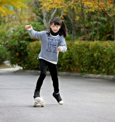 叶一茜晒森碟玩滑板照12岁森碟肤白貌美大长腿少女感满满