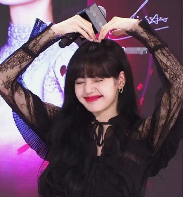 lisa直播状态气色好,现场比心互动超甜美,看到她的大长腿我酸了