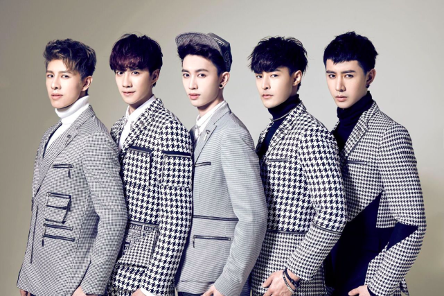 26岁男星在团队解散后穷到只剩94元回农村种地3个月兼职卖香肠