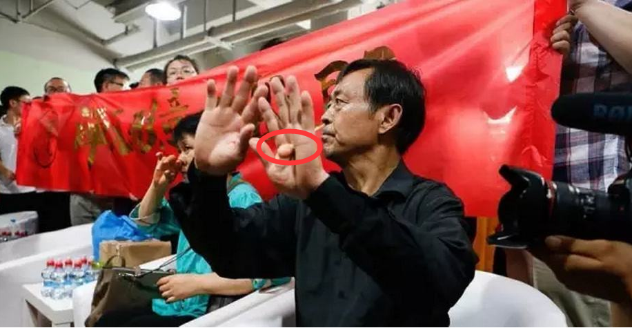 "浑元形意太极门"创始人,掌门人马保国,在30秒被3次打倒在地,最终