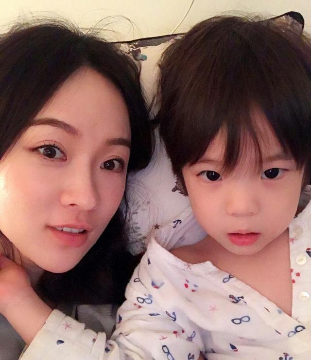 小娇妻人设崩塌霍思燕豪放抽电子烟带老公杜江混迹大佬聚会