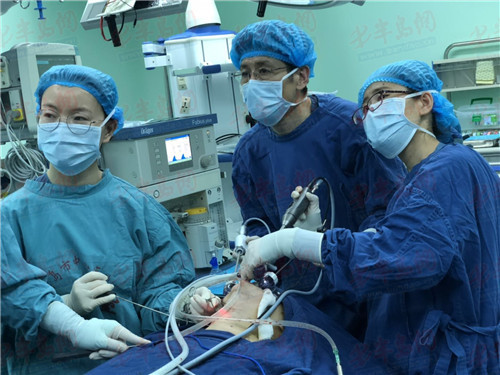 张林主任带领科室团队进行经口腔前庭入路甲状腺癌根治术