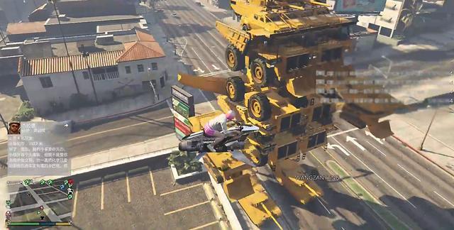 游戏中,坑爹哥将很多辆坦克,挖掘机拼凑成了一个巨大的装甲,像极了