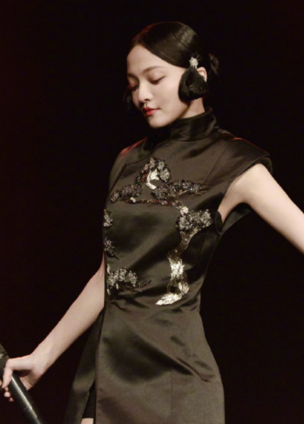 38岁张韶涵太拼!穿旗袍还配吊带"黑袜",这么美为何无人追?