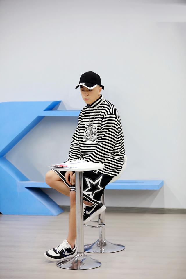 jonyj青你2的穿搭告诉我们想要嘻哈风配饰的选择很重要