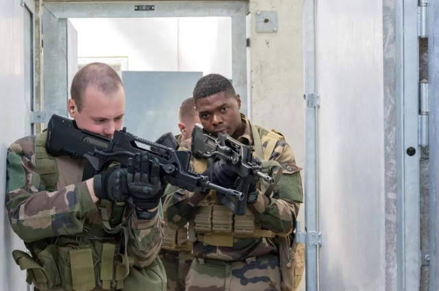 就法玛斯枪族来说,famas felin步枪还算是"最新"款,性能勉强可以使用