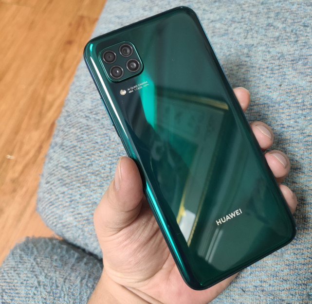 华为nova 6se正面采用了6.