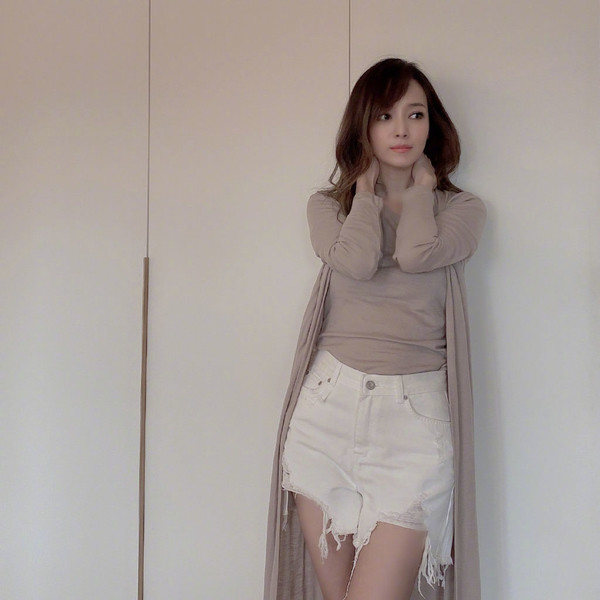 侯佩岑宝刀未老浅色露肩开衫配白短裤尤物身段太绝了