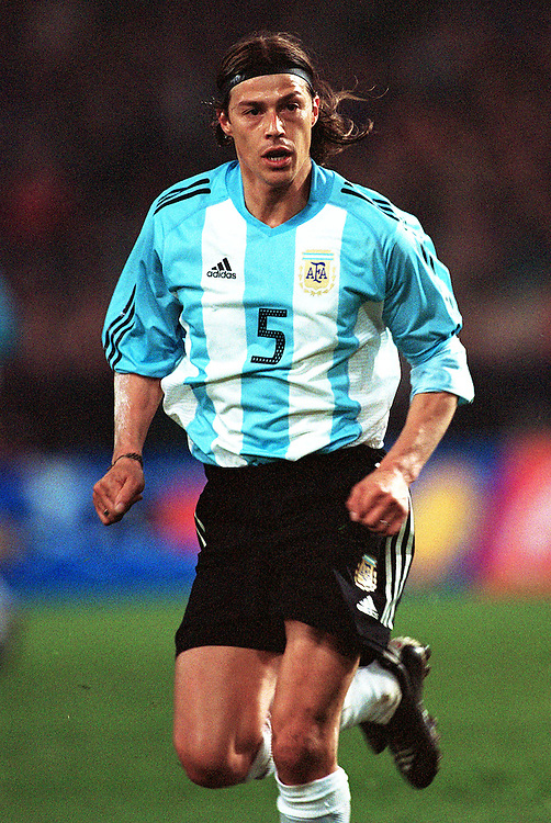 曾因挤掉雷东多被阿根廷球迷骂为"爬虫",又成为克雷斯波的添头