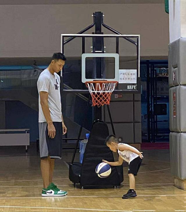 易建联教儿子打球看看5岁大儿子到底有多高名字是亮点