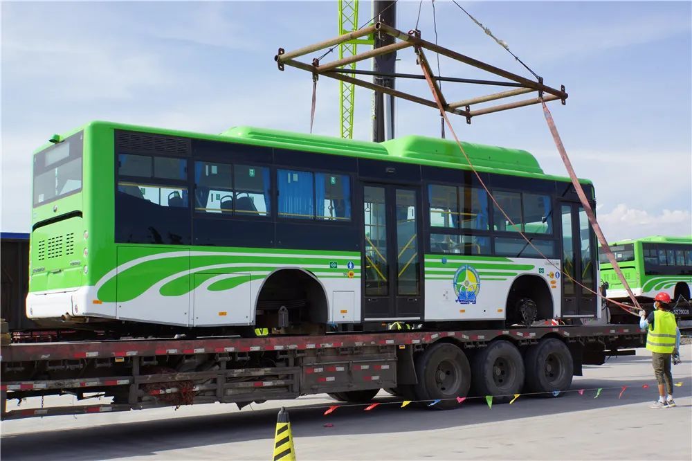 我们将装车点前移到布列开车站,装车后经由霍尔果斯口岸出境发往