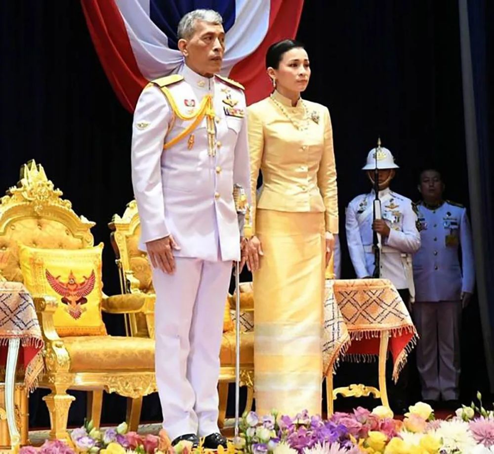 泰国国王带20名嫔妃度假打扮成特种空军编队真是太会玩了吧
