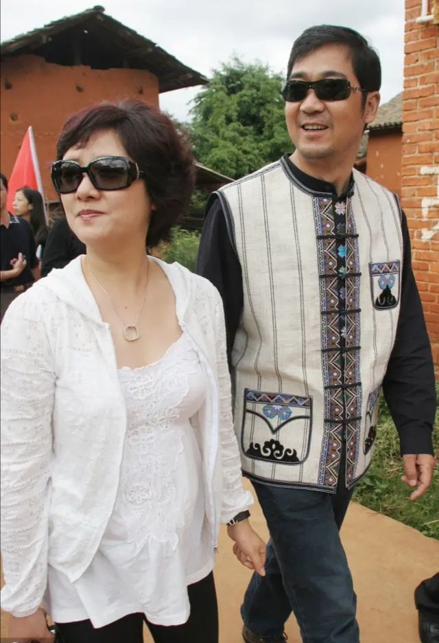 邓婕和赵雅芝不一样,不用浓妆遮干瘪脸,也不穿短裤赶时髦!