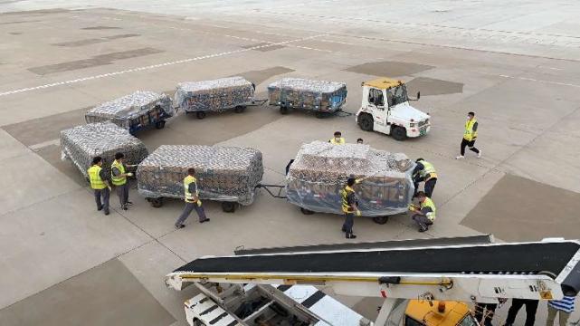 天津航空客改货包机运输防疫物资抵达莫斯科